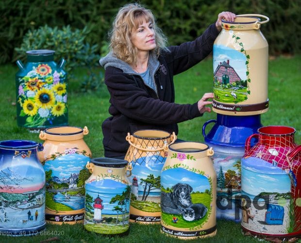 Kannenmalerin Kathrin Finck mit ihren bemalten Milchkannen